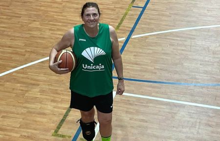 Dori Bey luce sonriente la camiseta del Unicaja, con el que no para de ganar torneos.