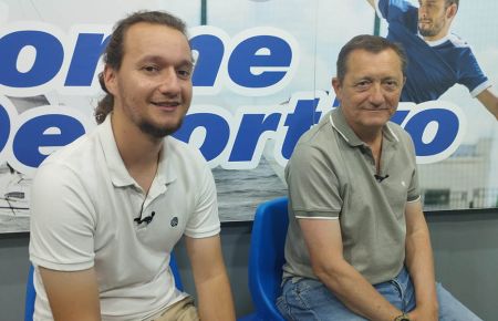 Paco Martínez, a la derecha, y su ayudante César Míguez, participaron en el programa Informe Deportivo para los abonados de Islatel.