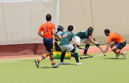 Pablo Santiago (d) volvió a hacer dos goles al Universidad. 
