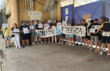 Los asistentes posaron con una pancarta delante de la oficina. 