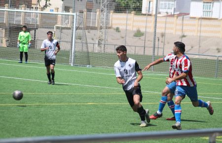Jota marcó el único gol del San Fernando Atlético en Sanlúcar y donde el capitán Dani García al fondo de la imagen, fue baja. 