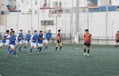 Los jugadores del SFCD cadete B celebran el golazo de Marcos Acuña que le dio ventaja en la final ante el Trasmallo 'A'.