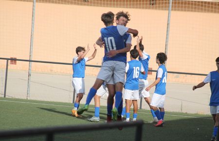 José Antonio Beltrán, del juvenil B de la Escuela Bahía, celebra con Felipe Rodríguez su segundo gol al Trasmallo.