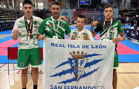 De izquierda a derecha aparecen David Carrillo al cuello, con sus dos medallas, el seleccionador Roberto Quiñones, Sofía Cano y Jordan Tenorio. 