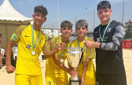 De izquierda a derecha, Sergio Domínguez, Luismi Pérez, Yago Sánchez y Aymar Carrera, con la copa de campeones de Andalucía de fútbol playa en Torrox. 