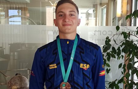 Yerai Amado luce la medalla de bronce conseguida con la selección española U16.