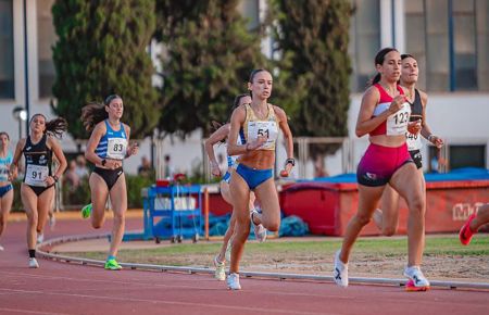 Fátima Ramírez, de rojo, superando en la recta final a Claudia Márquez.
