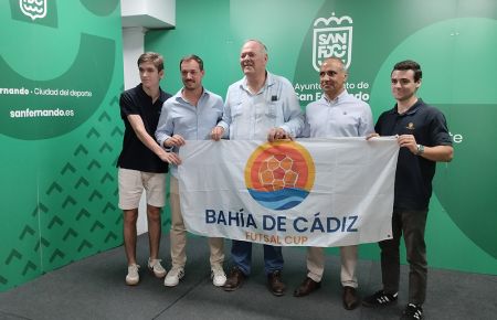 Antonio Rojas y el organizador Rafa Flores, junto a parte de su equipo de trabajo, presentaron la IV edición del Torneo Futsal Cup.