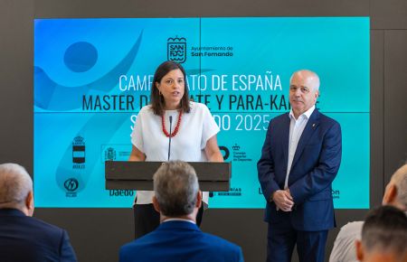La alcaldesa Patricia Cavada, durante su intervención en el acto de presentación, junto al presidente de la Federación Española, Antonio Moreno
