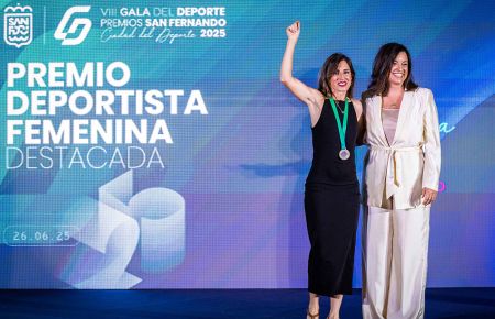 La atleta Tamara Pérez Mera, exultante de alegría tras recibir el galardón de manos de la alcaldesa Patricia Cavada. 