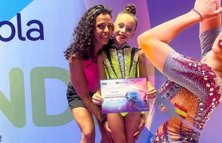 Irene Carrión, junto a su entrenadora Rocío Tenorio. 