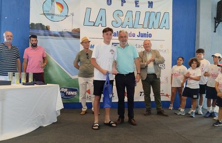 Pablo Pérez Navarro recibió el trofeo y los 1500 euros para el campeón de manos de Manuel Rodríguez, de la Diputación de Cádiz