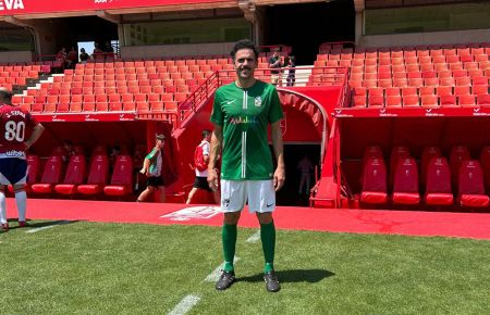 Pedro Carrión posa antes de saltar al terreno de juego del Nuevo Los Cármenes.