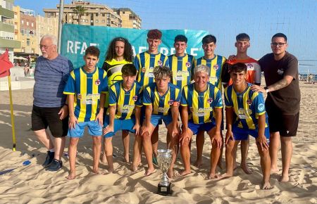 Arriba aparecen Álvaro Córdoba, Mario Cantizano, Ezequiel Sánchez, Alberto Muñoz, Meme y Andrés López. Agachados están Alberto Periñán, Jorge Morilla, Hugo Jiménez, Cuervi y Cristian Trujillo.