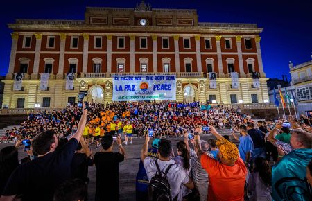 Espectacular imagen de los equipos en el atrio del Ayuntamiento en el acto de clausura celebrado el viernes noche.