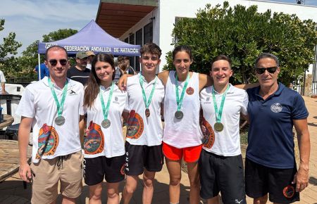 Los medallistas individuales Javier Ángel Fernández, Ainoa de Diego, Alejandro Sánchez, Irene Peinado y Yerai Amado, junto al entrenador Pachi Arce.