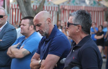 Monchi, pensativo, junto al legendario lateral Mendi, el fundador de Orgullo Isleño, José A. Mainé y el concejal Antonio Rojas durante el acto del sábado. 