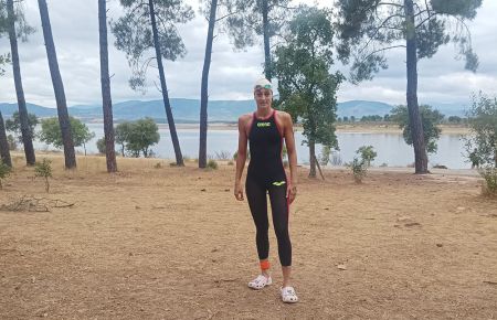 Irene Peinado posa delante del largo que fue escenario de la prueba. 
