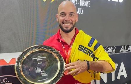 José Navarro muestra con orgullo el trofeo de campeón de Europa. 