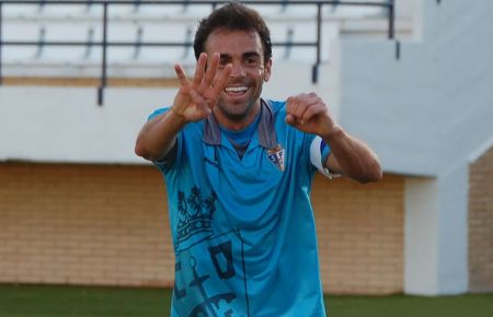Pedro Carrión señala el gol 40 que marcó en la temporada 11-12. 
