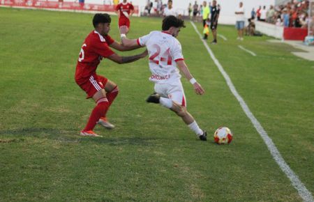Marcos Herrera despeja un balón ante un jugador sevillista. 