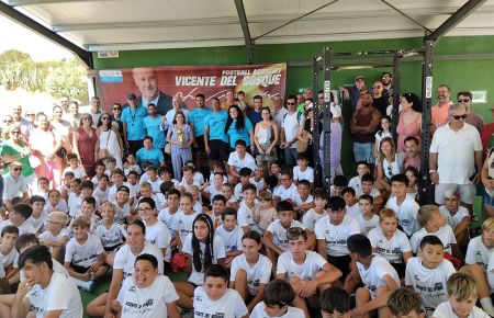 La foto de familia de Vicente del Bosque con los monitores, personal de Lógistica, alumnos del Campus y sus familiares. 