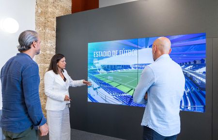 La alcaldesa de San Fernando, Patricia Cavada, muestra a Monchi y René Ramos el proyecto del nuevo estadio de Bahía Sur. 