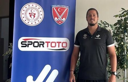 Jesús Medinilla, ante el cartel del Eurohockey Championship III.