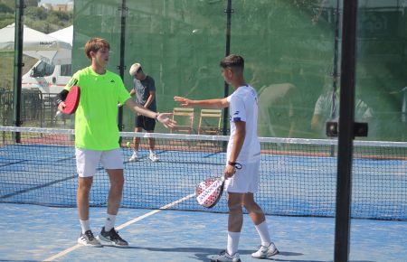 El isleño Alejandro Barrera y el portuense Gabriel Lara, pese a ganar el primer set, perdieron la final junior que les enfrentó al conileño Manu Ramírez y el sevillano Juan Carlos Gutiérrez. 