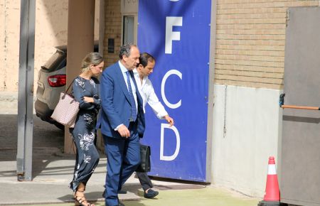 Ramón Hermosilla, abogado liquidador de la sociedad San Fernando CD SAD, se dispone a entrar en el estadio Bahía Sur. 