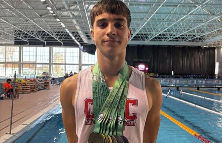 Joaquín Pavón luce las 7 medallas que logró en el Andaluz absoluto-junior de Málaga. 