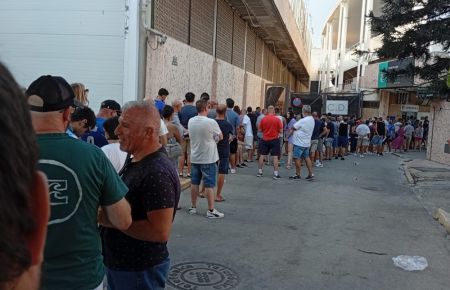 El primer día registró largas colas de aficionados para obtener sus carnets en la oficina del CD San Fernando 1940 en el estadio. 