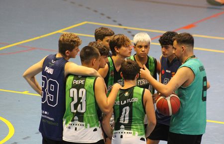 Los jugadores de los dos equipos finalistas de San Fernando, en categoría infantil-cadete, atienden las indicaciones del árbitro antes de empezar la final.
