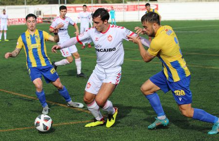 Adrián Trabazo controla el balón en un partido con el Utrera. 