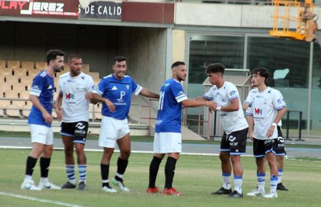 Álvaro Otero, Adrián Trabazo y Dani Herrera, vigilados por la zaga del Jerez Industrial antes de botarse un córner en el estadio Chapín. 