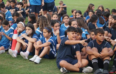 Un grupo de alumnos y alumnas de la Escuela Bahía en la clausura de la temporada el pasado mes de junio en el estadio Bahía Sur. 