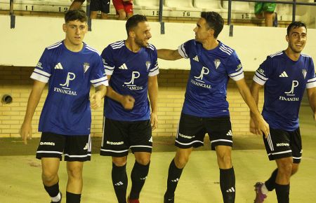 Pedro Carrión celebra su gol, que supuso el empate ante el Xerez Deportivo FC, junto a Unai Vega, Dani Herrera y Adrián Trabazo.