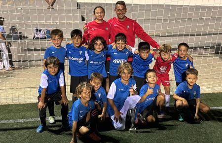 El Bahía prebenjamin A con su entrenador Dani Romero. 