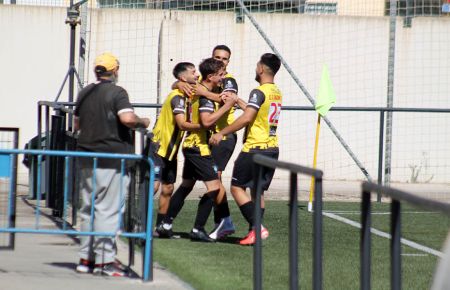 Manuel Da Silva es felicitado por sus compañeros tras marcar el 1-0  del GE Bazán y en presencia del presidente Julio Cordero.