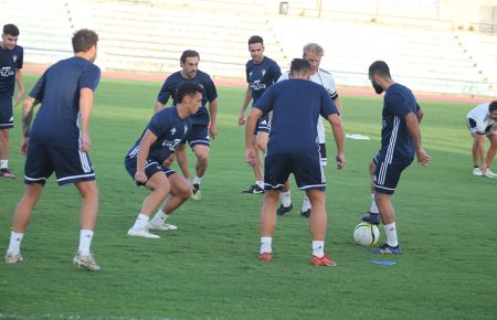 Jaime Bugatto, implicado en un rondo con sus jugadores Alberto Legupin, Dani Freire, Nano Cavilla, Pedro Carrión, Dani Herrera y Juanca Olmedo, este jueves. 