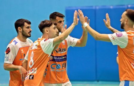 Los jugadores del Isleño FS celebran uno de los goles. 