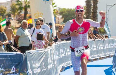 Alejandro Castañeda saca la lengua al llegar a la meta en Matalascañas. 