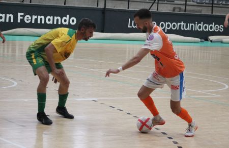 Kike Rodríguez se dispone a regatear a un contrario. 