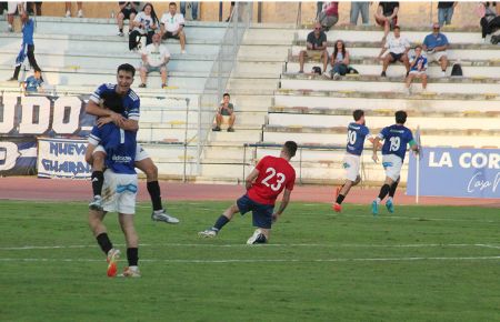 Dieguito y Alberto Chust se abrazan para festejar el golazo de Miguelito Alconchel, que a la derecha de la foto corre con Nano Cavilla para celebrarlo.
