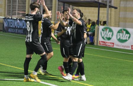 Miguelón Torrejón (derecha) es felicitado tras abrir el marcador. 