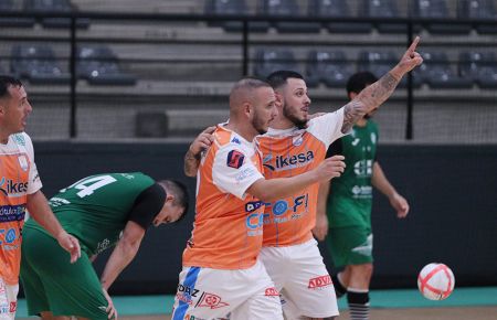 David Richarte y Bryan Belgrano celebran uno de los goles. 