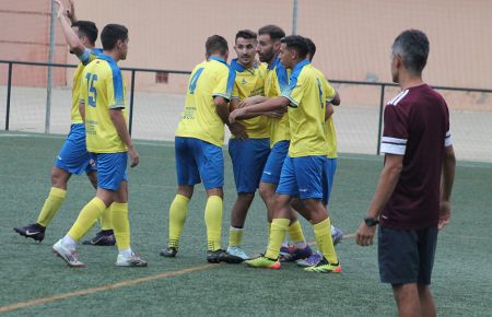 El CD Sanlúcar celebra el 1-2 al CD Pastora 1966 en Sacramento.