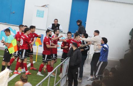 El CDSF 1940 celebró el golazo de Adrián Trabazo con los compañeros lesionados que estaban en la grada. 