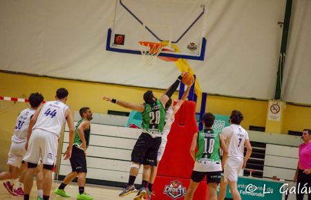 Pepe Ruiz, que fue el mejor de su equipo, tapona a un rival. 