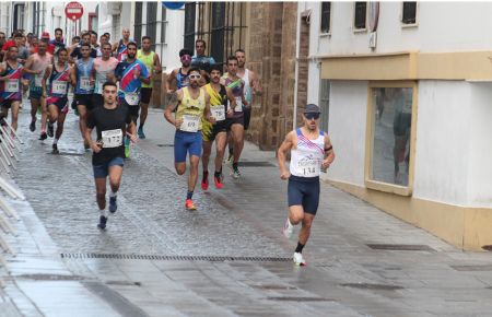 Álvaro Martínez (d) ya lideraba la prueba al pasar por el Ayuntamiento y tras darse la salida en la Alameda Moreno de Guerra. 